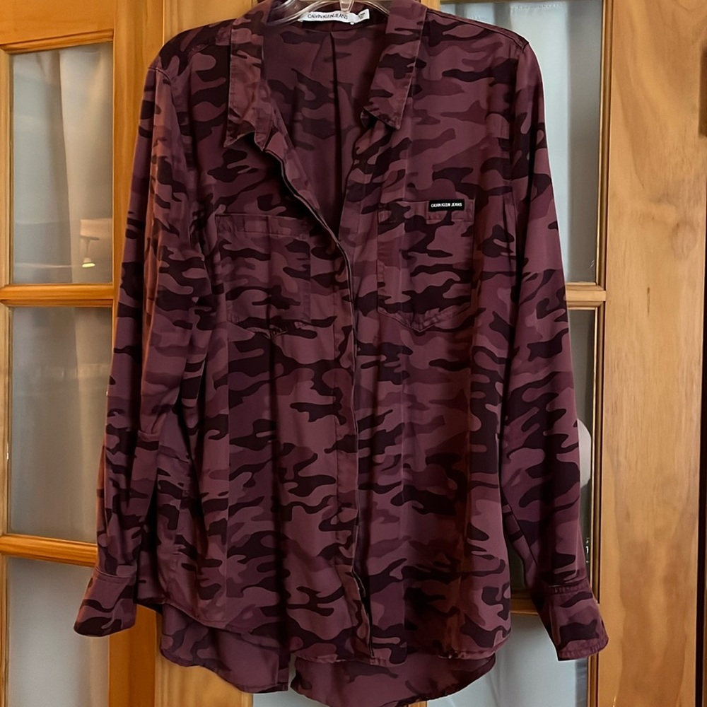 Calvin Klein Jeans pink/burgundy camo top